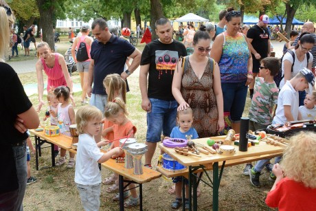 Családi piknik a Zichy ligetben hangszerekkel, állatokkal és sok-sok játékkal